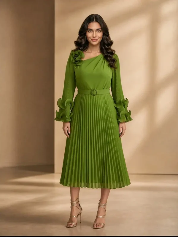 Rochia Amelia – Rochie Verde Plisată Midi cu Floare Decorativă
